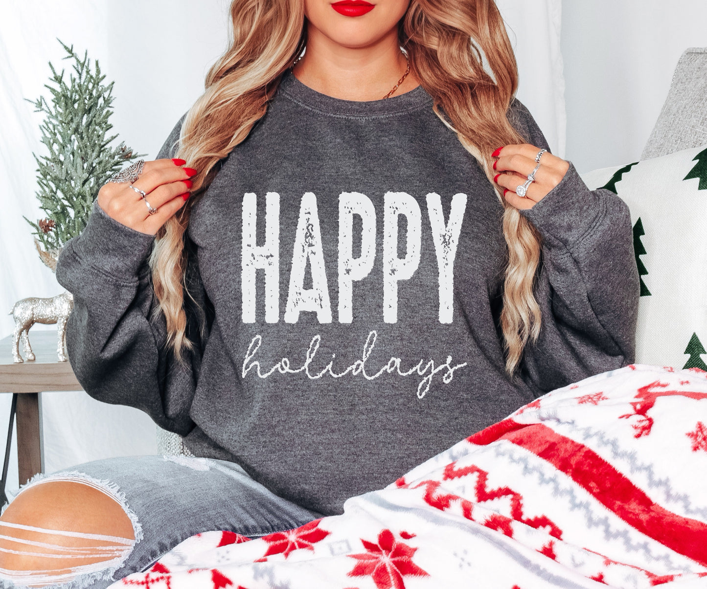 Happy Holidays Shirt – Minimal Christmas Tee – Festive Script Design – Holiday Season Gift Idea